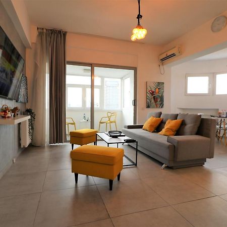 Serenity Heights Apartment: A Panoramic Haven Near Old Town - Free Minibar Bucharest Exterior photo
