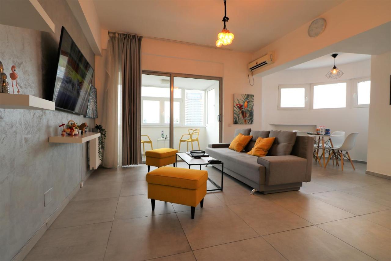 Serenity Heights Apartment: A Panoramic Haven Near Old Town - Free Minibar Bucharest Exterior photo