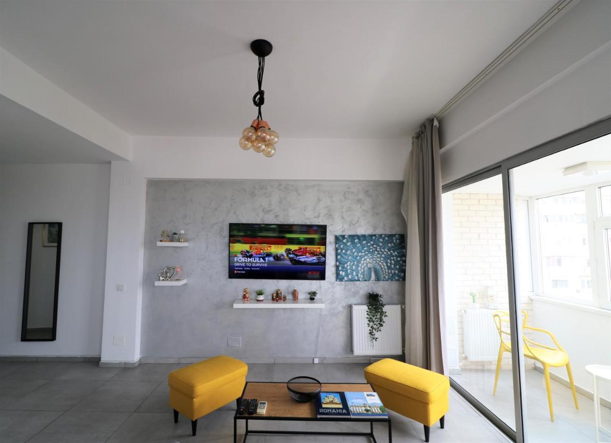 Serenity Heights Apartment: A Panoramic Haven Near Old Town - Free Minibar Bucharest Exterior photo