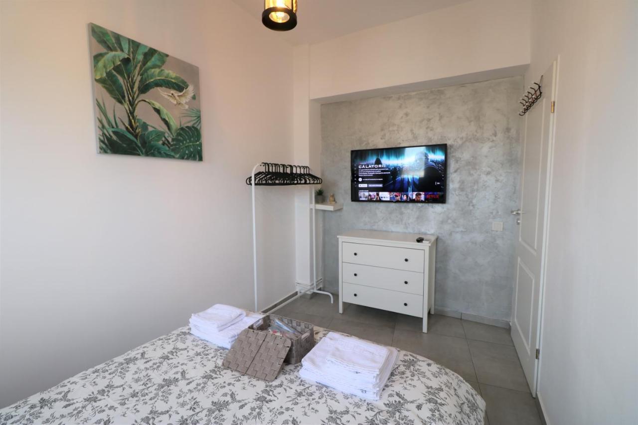 Serenity Heights Apartment: A Panoramic Haven Near Old Town - Free Minibar Bucharest Exterior photo
