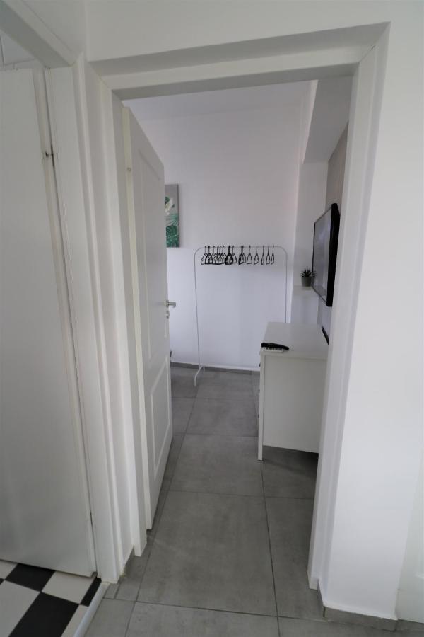Serenity Heights Apartment: A Panoramic Haven Near Old Town - Free Minibar Bucharest Exterior photo