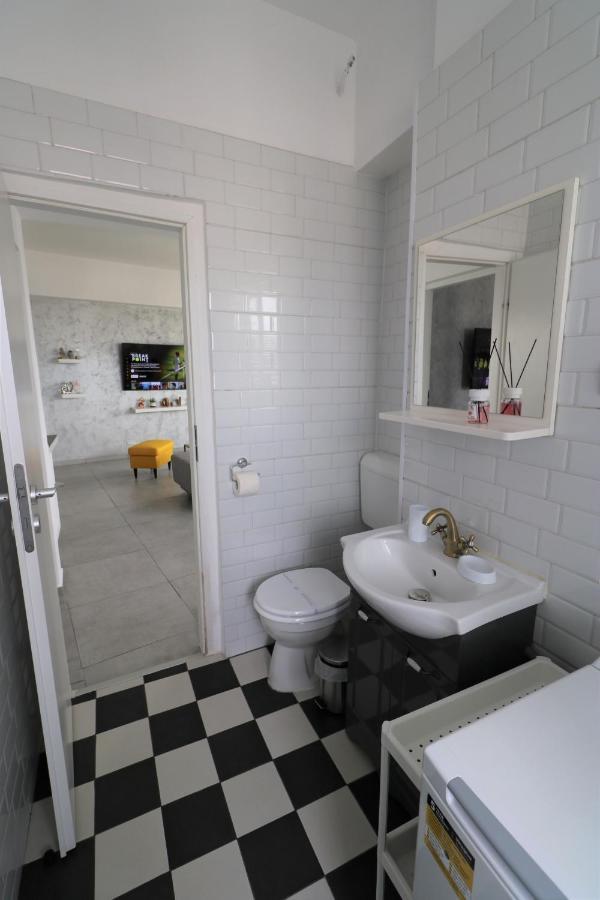 Serenity Heights Apartment: A Panoramic Haven Near Old Town - Free Minibar Bucharest Exterior photo