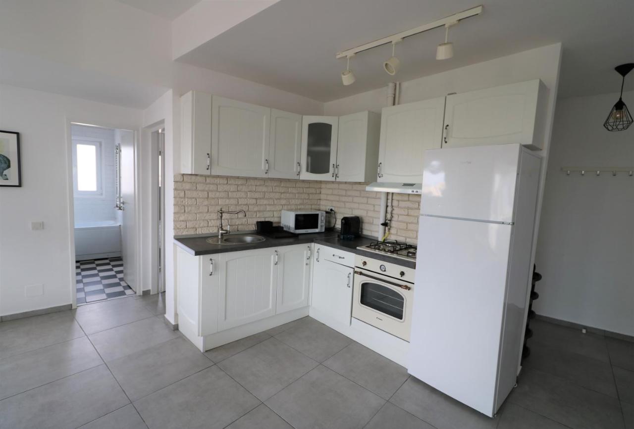 Serenity Heights Apartment: A Panoramic Haven Near Old Town - Free Minibar Bucharest Exterior photo
